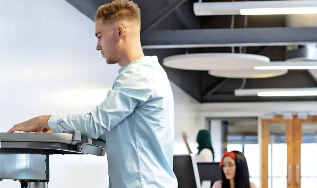 The Health Benefits that a Standing Desk Brings