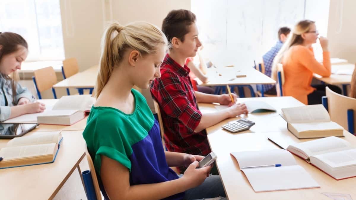 5 Reasons Why Cell Phones Should Be Allowed In School