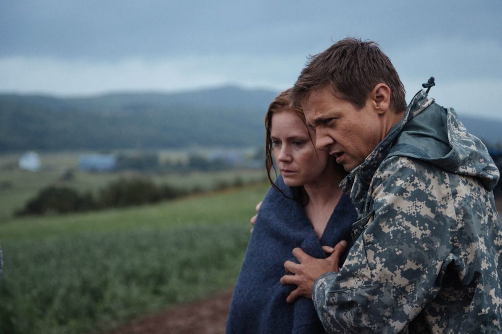 Jeremy Renner and Amy Adams in Arrival