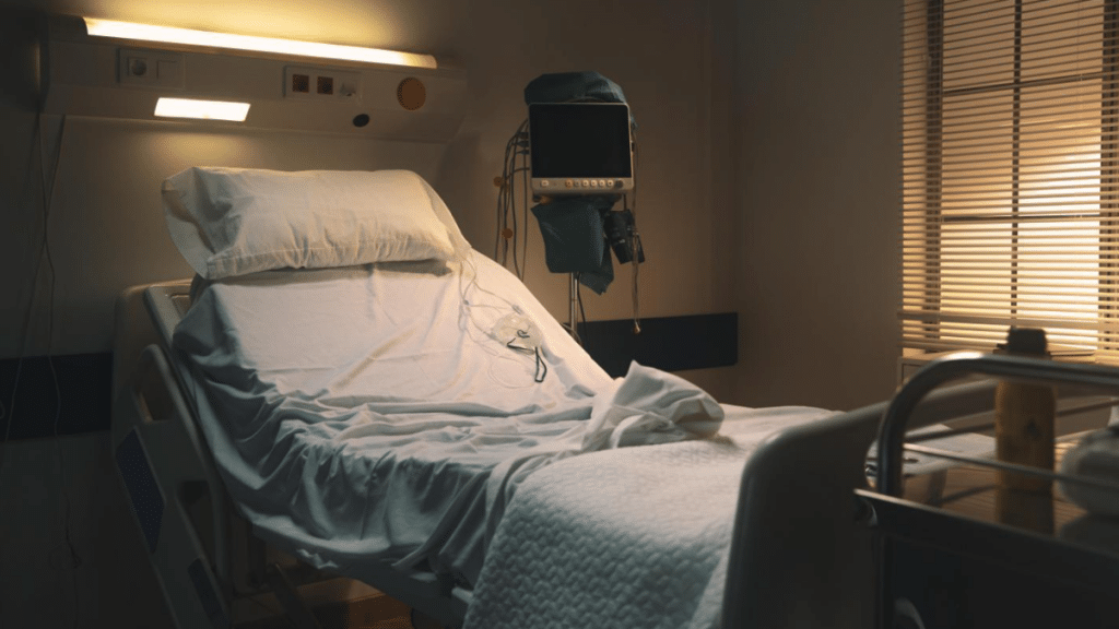 5 Essential Features of Manual Hospital Beds