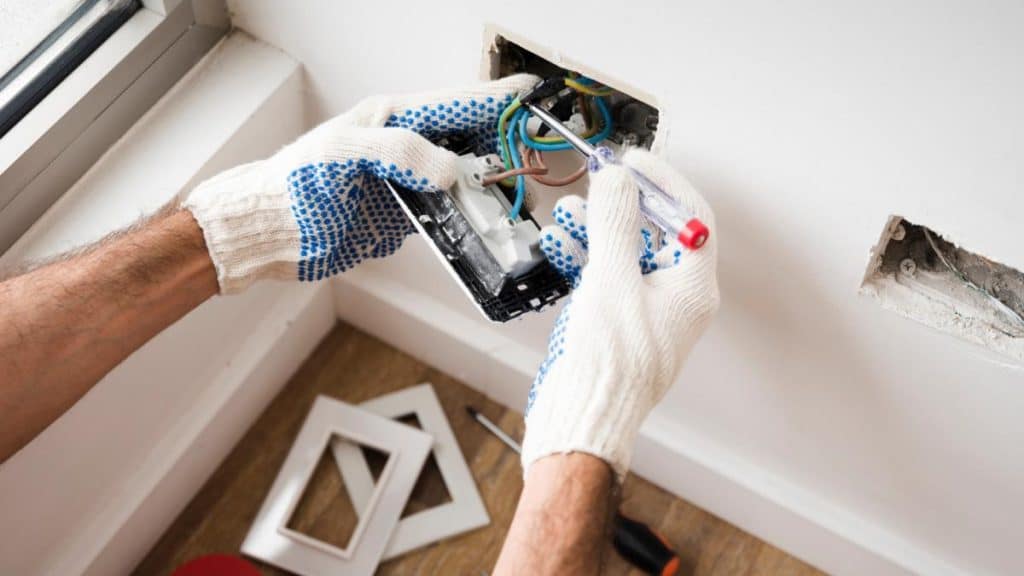 Top 10 Reasons to Hire a Licensed Electrician in Orlando, FL