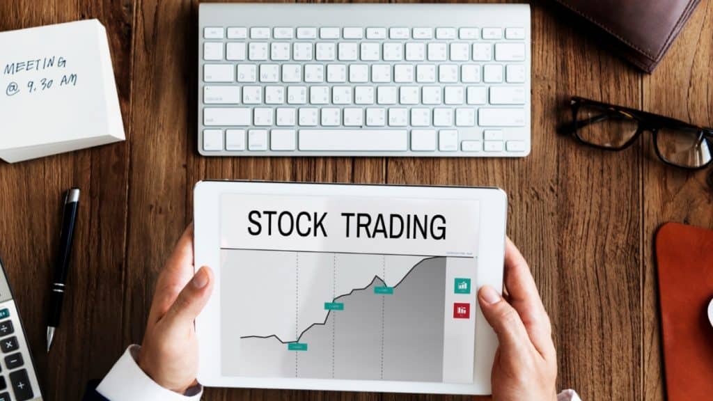 How to Trade the Double Top Pattern: Strategies and Tips