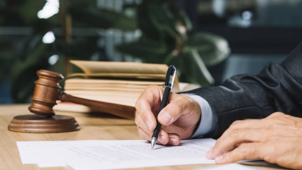 When to Hire a Commercial Litigation Attorney for Your Business Disputes