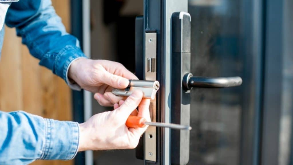 Top 5 Reasons to Hire a Local Locksmith for Your Home