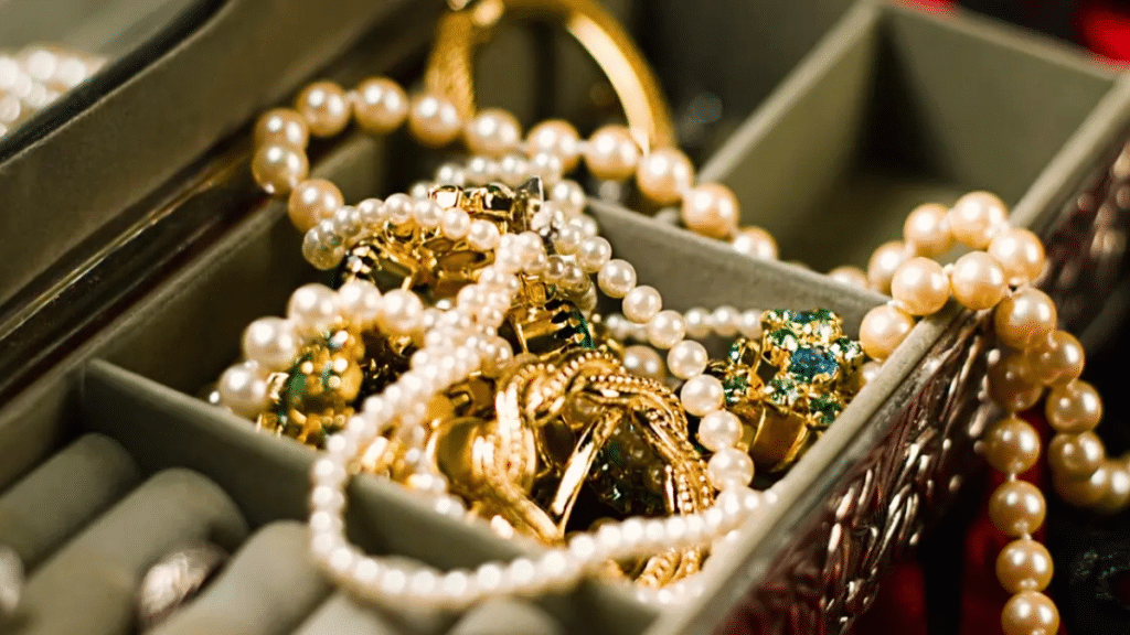 Why Vintage Jewellery Remains a Stylish Investment Piece
