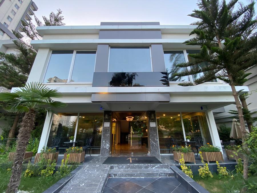 Implants, Crowns and Veneers: What UK Patients Should Know Before Choosing Dental Care Overseas Image 1 of Untitled