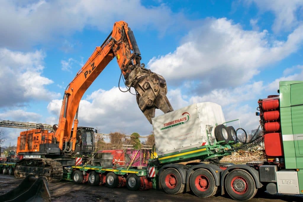 How Contractors Transport Excavators Safely Between Jobsites Image 1 of How Contractors Transport Excavators Safely Between Jobsites